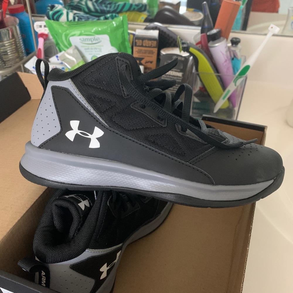 Under Armour tennis shoes